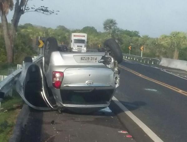 Carro capota na Curva da Raposa, entre Campo Maior e Altos